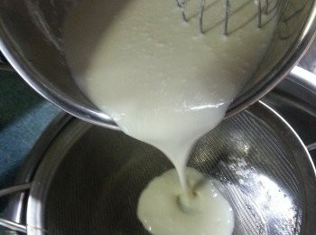 step7: 將麵糊過篩兩次至完全無粉粒