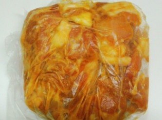 step1: 將雞肉切適當大小後放入塑膠袋中和醃漬醬揉勻,放入冰箱一晚,讓味道能完全滲透.