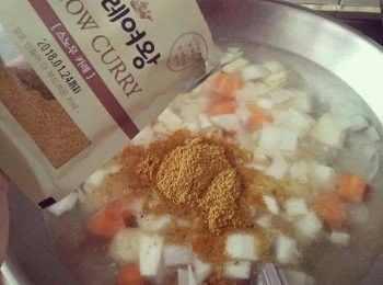 step2: 先開中小火熱鍋，放入少許橄欖油，依序放入洋蔥、紅蘿蔔、地瓜拌炒至洋蔥香氣出來，再倒入2000cc的水(蓋過<span class="group_1">食材</span>的量)，開大火滾煮；