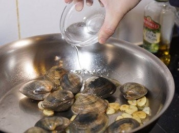 step4: 加入大蜆，灒白酒，合上蓋轉中火煮至蜆殼開口。