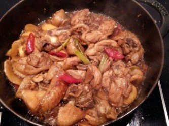 step6: 以中火拌炒,將雞肉慢慢燒入味,燒至醬汁稍微收乾。