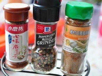 step8: 因為田雞先前有醃漬過，所以再灑些被用調味粉(如圖)即可