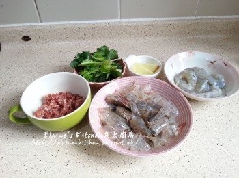 step3: 基圍蝦去殼留起 , 蝦肉用生粉沖洗乾淨抹乾水份 , 豬肉加入<span class="group_2">醃料</span>拌勻醃10分鐘 , 薑切片 , 芫茜葉洗淨備用