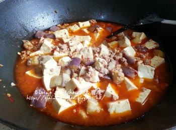 step8: 煮滾後蓋上蓋轉用中火煮3分鐘至半收汁