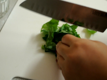 step3: 羅勒葉略略切一下