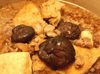 step3: 加入適當的水與醬油白胡椒及蒜頭,油豆腐一起悶煮約15分完成