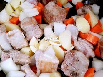 step1: 起熱鍋將豬肉塊逼出油質放入蒜頭爆香 放入所有<span class="group_1">食材</span>拌炒出香氣