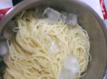 step3: 麵煮至7分熟撈起冰鎮一下~拌至麵冷了瀝乾水份~如果一直泡著冷水~麵會太軟~