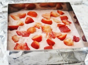 step4: 將慕斯倒入模型內，抹平，可加入草莓，放入冰箱冷卻最少三小時至凝固