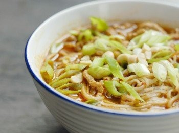 step6: 最後灑上蔥花及花生碎即成！