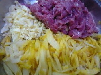 step1: 市場上單一個包裝好的榨菜，方便又乾淨，整個清洗乾淨再切成絲，腰內肉也切成絲，蒜頭切碎。