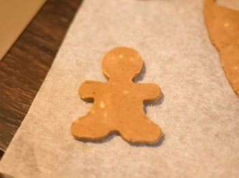 step7: 整塊放於平盤上放入雪箱雪大約半個鐘，取出撕走上面之牛油紙盡快切出想要之形狀後放置於已鋪牛油紙之焗盤上
(如製作中麵團變軟，可放回雪箱直至夠硬身操作)