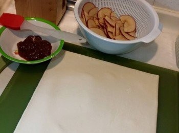 step1: 蘋果切簿片待用。清水煮滾放入啡糖煮溶後, 離火放入蘋果片拌勻。之後隔去水份留下蘋果片。