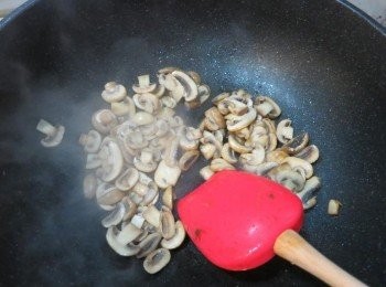 step14: 另起一鍋小火加奶油炒香洋菇