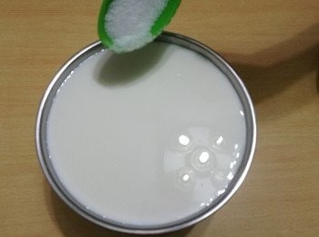 step2: 加入砂糖和酸奶發酵劑攪拌。