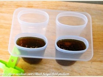 step5: 將步驟4的<span class="group_1">食材</span>，待其稍微冷卻後，倒入至冰棒容器中，放入冰箱冷藏。