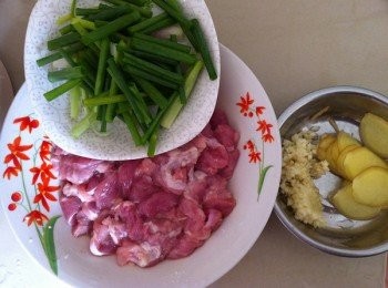 step1: 預備<span class="group_1">食材</span>，肉切片將胡椒粉，鹽巴，玉米粉腌製。