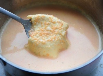 step4: 將碎泥加入剩下的鮮奶滾煮，再放入一片【芝司樂】起司片