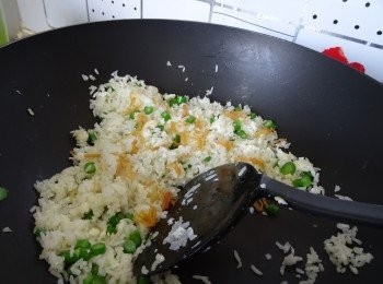 step5: 下菜粒， 半份瑤柱絲， 及1/2茶匙砂糖 和 3/4茶鹽兜炒至勻, 上碟， 再灑上餘下的瑤柱絲和蔥粒便完成。