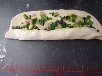 step6: 將麵片向內捲成長條，兩邊捏緊