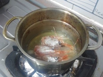 step9: 將蝦放進大約160度的油炸熟撈起， 之後轉大火將油燒滾，  將蝦翻炸逼出多餘油份， 炸至金黃香脆變可。

蝦頭本身帶微鹹及鮮味， 無需另加調味