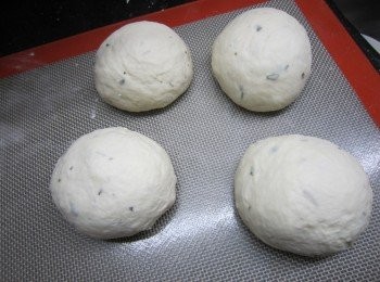 step4: 在工作桌上灑上少許高筋麵粉，將麵糰取出，並搓圓。