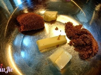 step2: 牛油及黑糖，座熱水打勻。