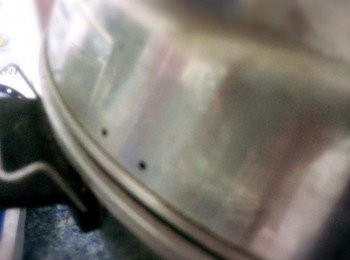 step7: 外蓋要留一點縫隙,電鍋跳起來我有讓他悶一下~我想醬蛤蜊才會開口笑^^