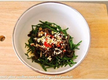 step3: 將海蘆筍泡冰水冰鎮片刻後撈出，再拌入和風鰹魚黑菇醬、蒜頭粒與辣椒丁。