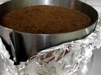 step12: 慕斯圈中放一层蛋糕片，倒入巧克力慕斯馅，再加一层蛋糕片，表面輕輕按按。然後放入冰箱冷藏4小时以上或者一夜。
