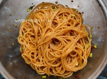 step4: 麵和蚵仔同時離鍋，並將麵與醬料均勻混合。