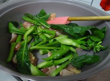 step4: 下芥蘭兜炒至雞肉熟透