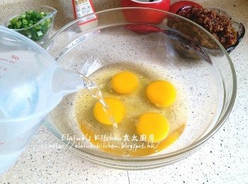 step5: 雞蛋打入大碗內加1倍半水的份量(300ml) , 少許鹽及胡椒粉拌勻成蛋液拌勻成蛋液