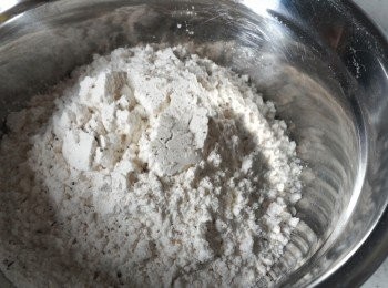 step3: 將高粉 + 鹽 + 黑胡椒 + Parsley 於盤中拌勻, 下水輕輕攪拌至無粉粒