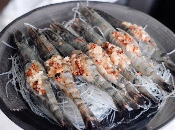 step4: 將步驟一的蒜蓉釀在蝦內，將蝦放在粉絲上，用大火蒸四至五分鐘，淋上豉油，灑上蔥花享用～