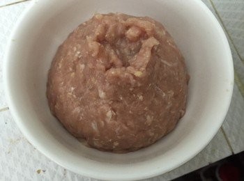 step7: 倒轉飯碗級成火山形，用手或刮刀協助
火山頂預留一個凹位放鹹蛋,放入雪櫃至少45分鐘另火山結實，成形