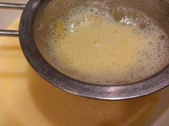 step6: 可用篩隔泡沫或用匙羹撥走。