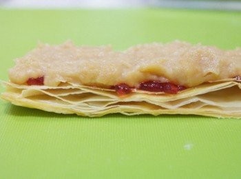 step6: 準備開始組裝^^ 取一派皮抹上草莓果醬與牛奶糖卡士達餡與草莓碎粒!!依序疊上去即可唷~~草莓要用整顆或是碎粒都可以啦^^" 最後撒上糖粉裝飾一下即完成!!!