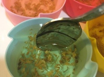 step5: 最後倒入模具再輕輕攪一下，放入雪櫃3-4小時便可