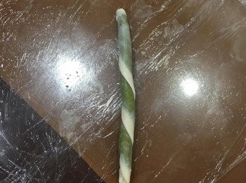 step8: 接著用手指從側邊的一端,斜向的推捲起麵皮.捲好後看起來就像脆笛酥,