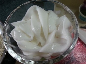 step2: 將以煮溶椰汁倒入四方盤中,灘凍後放入雪櫃雪至凝固,取出將椰汁切成幼長條河粉形狀