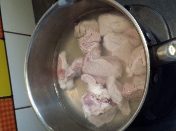 step2: 將<a href="https://bit.ly/3ANJVUp" target="_blank" data-keyword="豬展" class="guide-link"><strong>豬展</strong></a> <span style="display:inline-block;vertical-align:middle;margin-top:-3px;color:initial;border-radius:3px;padding:2px 3px;font-size:12px;line-height:14px;background:#87d300;color:#fff;">即買</span> 肉洗凈，切块出水，