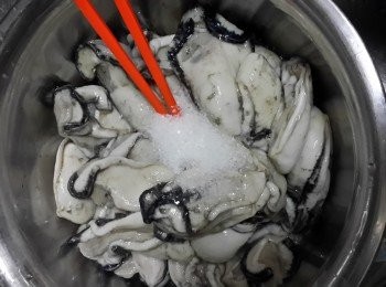 step1: 將4茶匙粗鹽加入生蠔中、順時針用筷子攪至出粘液、過水洗淨