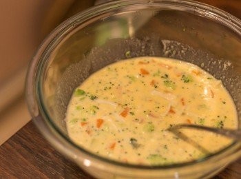 step6: 放入已隔走水份之蔬菜及碎芝士拌勻(留下份量中一點碎芝士備用)