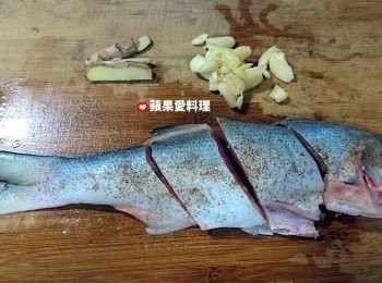 step2: 魚身兩面灑鹽和白胡椒，抹勻。