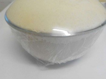 step7: 湯種面糰經第一次發酵後,用手按壓麵團，擠出空氣。