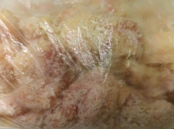 step2: 臨炸時先落生粉搖混,之後落麵包糠搖混,麵包糠份量只要每粒都沾上麵包糠就可以,再輕壓一下雞軟骨表面才炸。