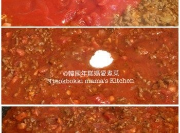 step5: 倒入passatta 蕃茄醬、Canned Chopped tomatoes 罐頭切粒蕃茄醬及加入糖拌匀用中火煮至滾起後轉小火煮大約10分鐘，加入少許雞精、鹽及黑胡椒粉調味煮多大約5分鐘。
