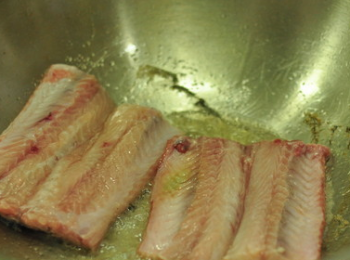 step4: 熱油，小火煎鰻魚，再翻面接著煎。