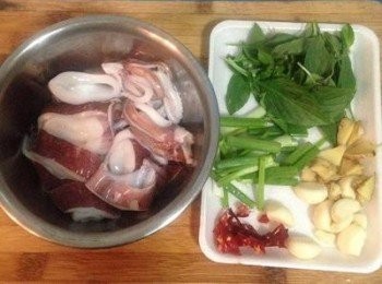 step1: 中卷洗淨肚子,去除外層透明薄膜,中卷頭剪掉嘴巴和眼睛,並把龍珠裡的硬殼區除,切成略厚的圈(切太薄煮後會較硬)。九層塔洗淨瀝乾,蒜頭去皮洗淨，辣椒斜切(如不喜太辣可去籽),蔥切段,醬切片。